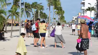 Las personas acudieron a la playa a pasar un fin de semana