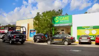 Elementos policiacos acudieron al kilómetro 339 de la carretera Cancún-Playa del Carmen para verificar el robo en la casa de cambio