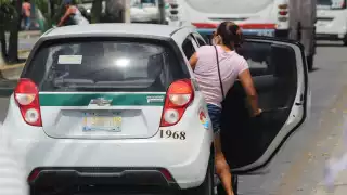 Los taxistas aseguraron que desde que se reinstalaron en el lugar la tarde del lunes, no han recibido ninguna orden de retirarse