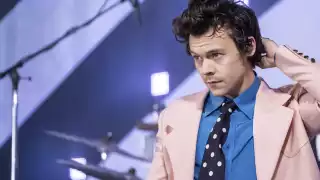 Harry Styles besa en la boca a Nick Kroll en el Festival de Cine de Venecia