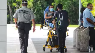 La viajera fue atendida por paramédicos a las afueras del Aeropuerto Internacional de Cancún; se reporta estable