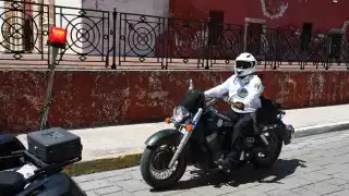 Dos agentes detuvieron un vehículo y notaron que el conductor no contaba con licencia, le propusieron un “acuerdo”