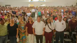 Joaquín Díaz Mena distribuyó el apoyo en escuelas de Yucatán