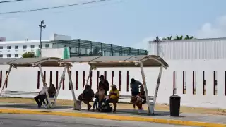 Usuarios deberán esperar hasta 20 minutos por un camión