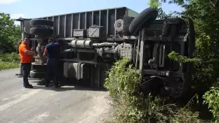 Camión se vuelca sobre la autopista cerca de la colonia Tres Reyes