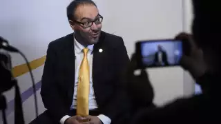 El diputado se encuentra actualmente en Chile