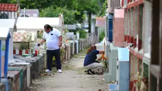 Les dejan a sus finados sus comidas predilectas