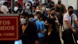 El aeropuerto de Cancún lució con sus terminales llenas de viajeros que esperaban su vuelo de regreso el fin de semana