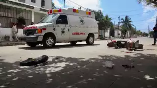 Paramédicos de la empresa privada trasladaron a la motociclista lesionada al Hospital General de Cancún