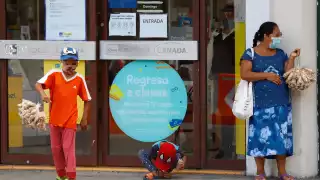 Se ha visto a mujeres cargando bebés en su regazo y pidiendo dinero; hay niños venteros.