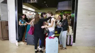 Amigas se reencuentran en el aeropuerto de Cancún luego de varios años sin verse