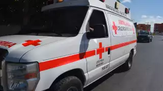 La mujer fue trasladada de emergencias al hospital por los diversos golpes que presentó