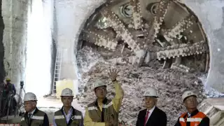 Marcelo Ebrard, durante la supervisión de las obras de la Línea 12