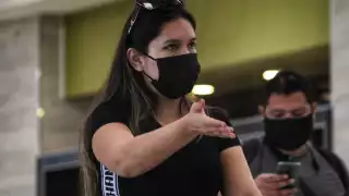 La viajera peruana recriminó que, pese a tener los documentos en regla, le negaron la entrada a México a su hermano