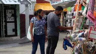 Algunos compradores no porta correctamente el cubrebocas