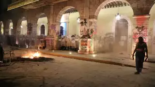 Feministas realizaron pintas en el Palacio de Gobierno en Mérida