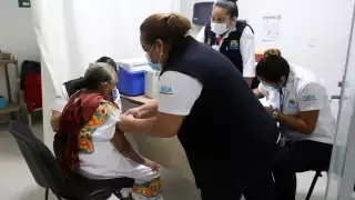 Tras recibir la vacuna, los abuelitos permanecieron en observación