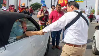 Joaquín Díaz Mena encabezó un volanteo en Mérida cuando Tina Tuyub pasó por el rumbo