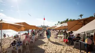 Las playas de Acapulco lucieron llenas por turistas hace unos cuantos días