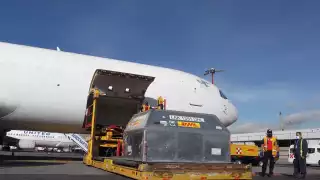 México recibe más de 228 mil vacunas anticovid de Pfizer en el AICM