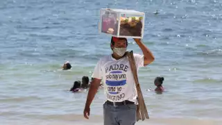 Se ganan la vida vendiendo kibis yucatecos en la zona hotelera de Cancún