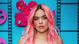 Karol G les canta a niños con cáncer en hospital de la CDMX
