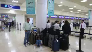 l padre de familia, cansado de esperar la salida de su esposa e hija del hotel en el que se hospedaron, abordó una unidad y ésta arrancó, sin percatarse que ellas se quedaron.