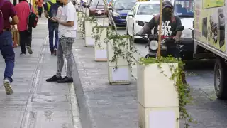 A pesar de faltar tiempo para el límite, el Gobierno del Estado ha tapado el logotipo de la administración actual en elementos urbanos