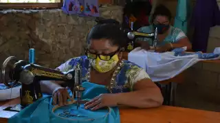 Artesanas de Felipe Carrillo Puerto diseñan tenis bordados con técnicas ancestrales