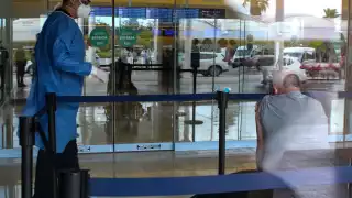 Mientras el personal de salud y de seguridad realizaba gestiones, el viajero enfrentó ataques de ansiedad.