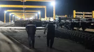 El jefe del Ejecutivo realizó la inspección visual a bordo de un helicóptero de la Sedena, escoltado por otra aeronave de tipo milita