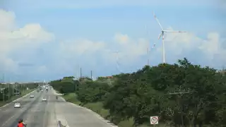 La iniciativa del Gobierno Federal, enviada al Congreso de la Unión, consiste en que se modifiquen los artículos 25, 27 y 28 de la Constitución Política