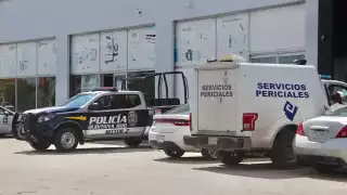 Personal del Servicio Médico Forense de Cancún realizó el levantamiento de cadáver para trasladarlo a la morgue