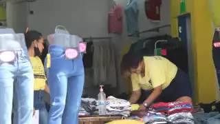 En algunos comercios de Cancún se tiene gel antibacterial, pero el uso de cubrebocas es incorrecto