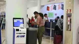 Turistas y empleados del Recinto Aéreo se asombraron al ver al “viajero”.
