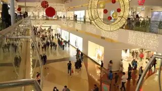 Las personas llenan las tiendas