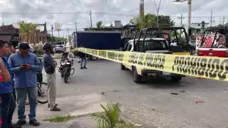 Elementos policiacos y bomberos acudieron al sitio del accidente para tratar de rescatar al conductor que quedó atrapdo dentro de su coche en Cancún