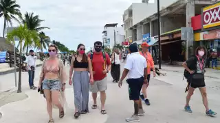 El buque llegó a las 8:30 horas, con la característica de que transportaba niños, que pese a no estar vacunados pudieron bajar a tierra