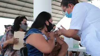 Empleados del IMSS consideraron que la gente ya le perdió el miedo a los rebrotes, por ello se descuida