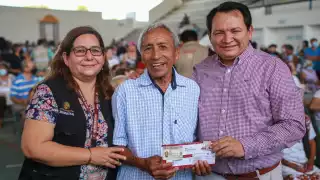 Joaquín Díaz Mena entrega tarjetas de Banco de Bienestar a abuelitos en Ticul