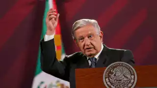INE ordena a AMLO bajar o modificar mañanera en que difundió encuestas
