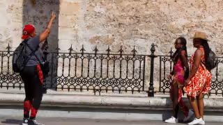 Guías certificados llevan a los turistas a visitar monumentos y otros lugares importantes de Mérida