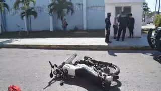 El motociclista fue atendido por paramédicos, ya que tenía una herida sangrante en la cabeza