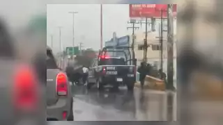 Los policías rodearon el vehículo color negro en el que viajaba personas sospechosas en la entrada de Bonfil en Cancún