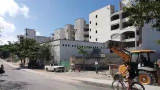 Algunos de los obreros aseguran que los hacen laborar más de 12 horas diarias sin pagarles el tiempo extra trabajado