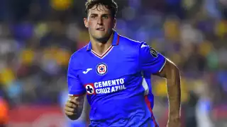 Santi Giménez llegó a Países Bajos esta mañana