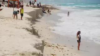 El talud de arena en Playa Defines más alto, alcanza los dos metros de altura, arriesgando a los bañistas a caídas