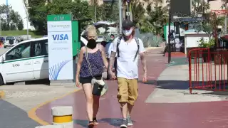 Los pocos turistas pasean en la Zona Hotelera.