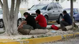 Esperan afuera del hospital que sus familiares logren vencer al COVID-19