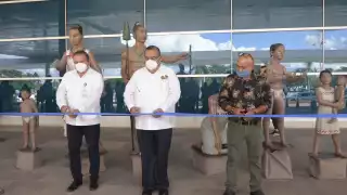 Las autoridades aeroportuarias realizaron el corte de listón, junto con los artistas plásticos